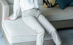 办公室扒开奶罩揉吮奶头A片口述